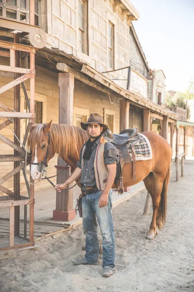 野生の西映画セット上のカウボーイと馬の肖像画 フォートブラボー タベルナス アルメリア スペイン — ストック写真