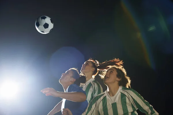 Giocatrici Calcio Che Colpiscono Palla Con Testa — Foto Stock