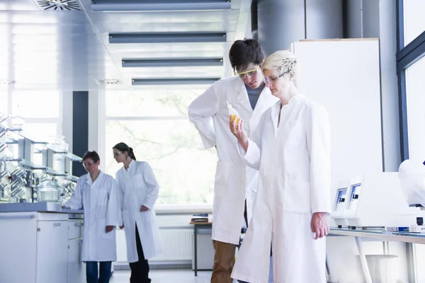 Estudantes Química Que Olham Para Produtos Químicos Laboratório — Fotografia de Stock