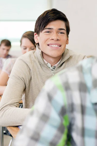 Männlicher Gymnasiast Arbeitet Klassenzimmer — Stockfoto