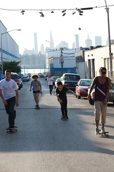 Skateboarders Stedelijke Straat — Stockfoto