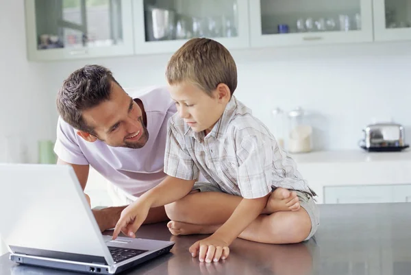 Padre Mostrando Hijo Cómo Usar Laptop — Foto de Stock