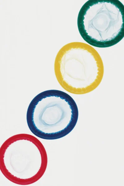 Farbige Kondome Isoliert Auf Weißem Hintergrund — Stockfoto
