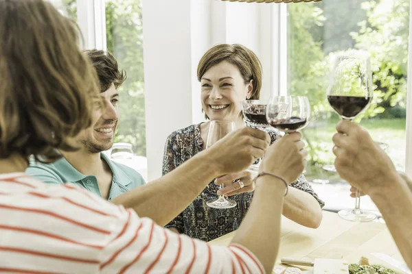 Cinq amis adultes portent un toast au dîner — Photo