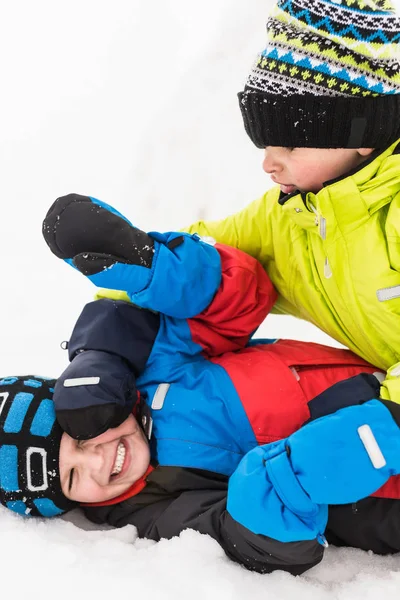 二人の少年が雪の中で戦う — ストック写真