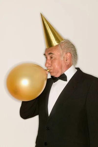 Senior Man Blåsa Upp Ballong — Stockfoto