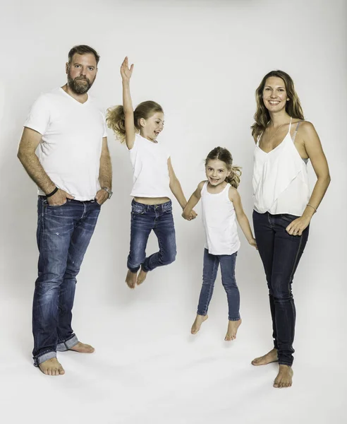 Retrato Estudio Dos Hermanas Saltando Aire Entre Padres — Foto de Stock