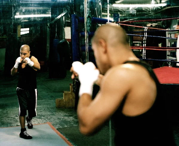 Man shadowbox v Brooklynu boxerské tělocvičny — Stock fotografie