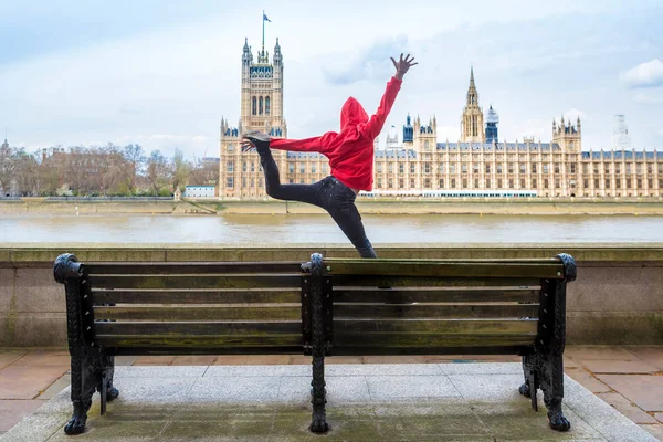 Молодой Танцор Воздухе Перед Зданием Парламента Лондон Великобритания — стоковое фото