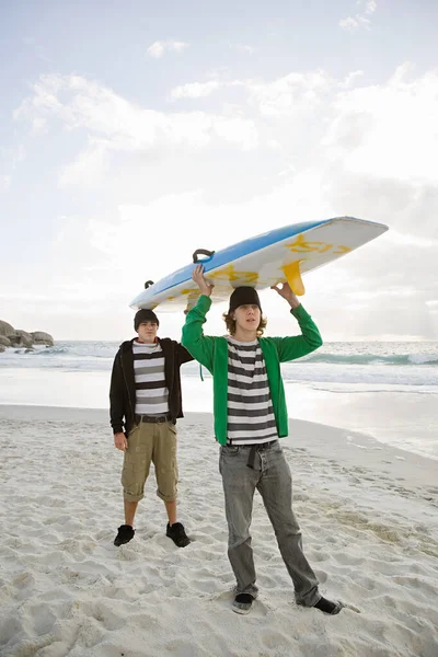Giovani Uomini Che Trasportano Tavola Surf Sulla Testa — Foto Stock