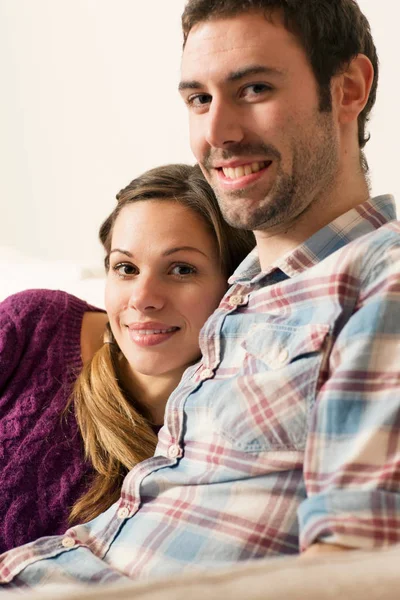 Retrato Pareja Joven Sonriendo — Foto de Stock