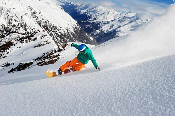 Άνθρωπος Snowboarding Στα Βουνά — Φωτογραφία Αρχείου