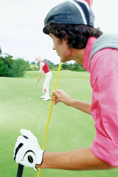 Człowiek Grający Golfa Boisku — Zdjęcie stockowe