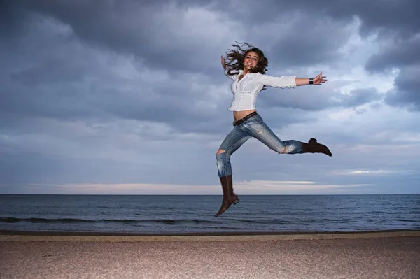 Ung Kvinna Hoppa Stranden — Stockfoto