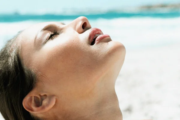 Mujer Tomando Sol Playa —  Fotos de Stock
