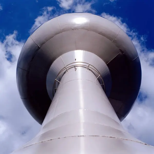 青い空に灰色の水の塔 — ストック写真