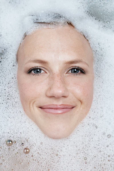 風呂の中の女の顔 — ストック写真