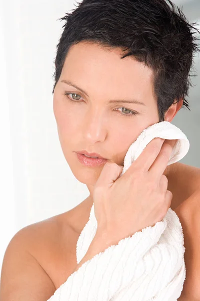 Woman Drying Her Face — Stock Photo, Image