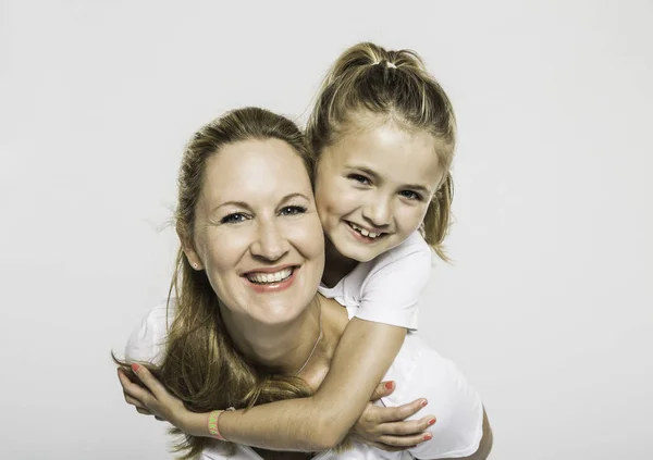 Studio Portrait Fille Heureuse Piggyback Mère — Photo