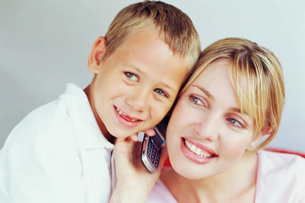 母亲和儿子使用移动电话 — 图库照片
