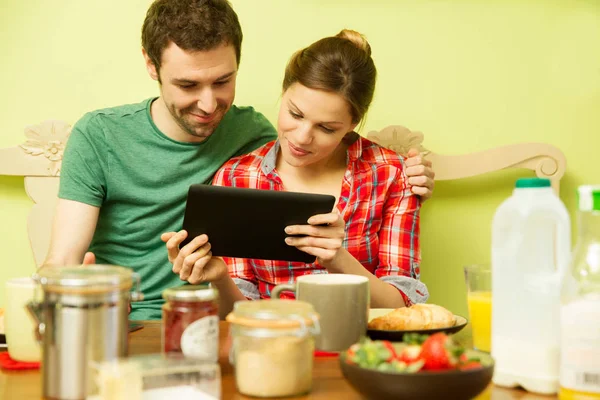 Pareja Joven Desayuno Mujer Usando Tableta Digital — Foto de Stock