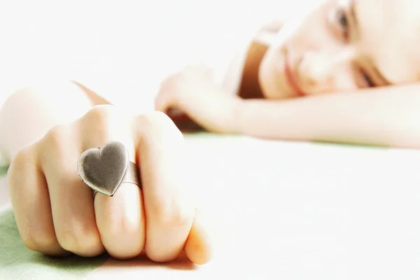 Mujer Joven Con Anillo Forma Corazón —  Fotos de Stock