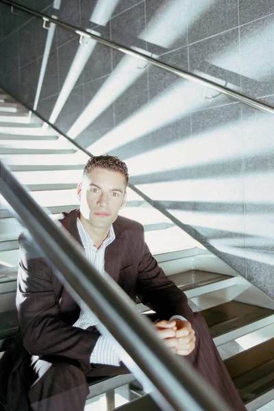 Красивый Молодой Бизнесмен Сидит Современной Лестнице — стоковое фото