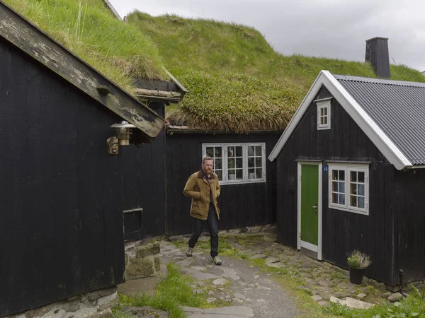 Homem Fora Casa Torshavn Ilhas Faroé Dinamarca — Fotografia de Stock