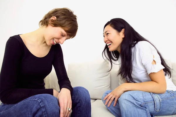 Dwie Kobiety Śmiejąc Się Kanapie — Zdjęcie stockowe