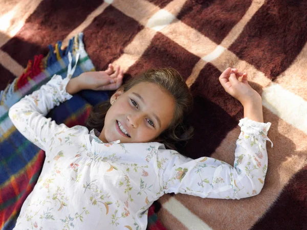 Sorrindo Menina Deitada Cobertores — Fotografia de Stock
