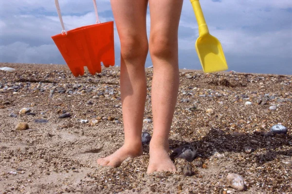Bambino Sulla Spiaggia Con Secchio Picche — Foto Stock