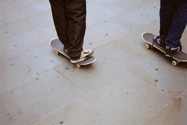 Два Мальчика Катаются Скейте Тротуару — стоковое фото