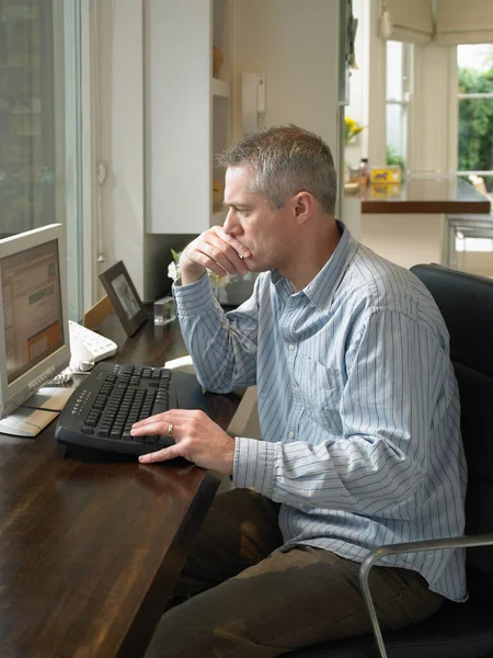 Uomo Che Usa Computer Casa — Foto Stock