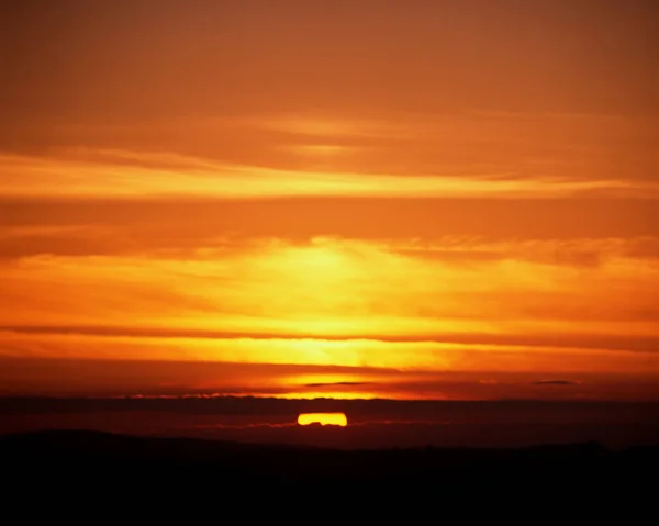 Pôr do sol sobre céu nublado — Fotografia de Stock