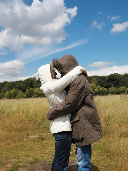 Beau Couple Romantique Dans Parkas Câlins — Photo