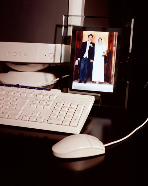 컴퓨터 근처의 결혼식 — 스톡 사진