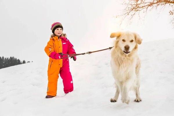 Mädchen Läuft Hund Schnee — Stockfoto