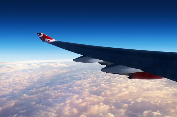 Flugzeugflügel Über Bewölktem Himmel — Stockfoto