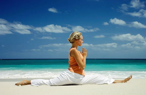Woman Practicing Yoga Tropical Beach — Stock Photo, Image