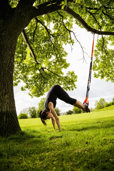 Entrenador Personal Haciendo Entrenamiento Aire Libre Lugar Urbano Munich Baviera — Foto de Stock