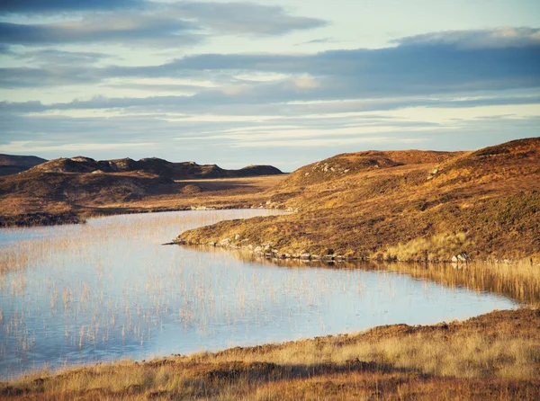 Vista del lago y montañas lejanas, Assynt, Highlands del Noroeste, Escocia, Reino Unido — Foto de Stock