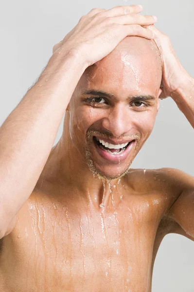 Joven Duchándose Sonriendo —  Fotos de Stock