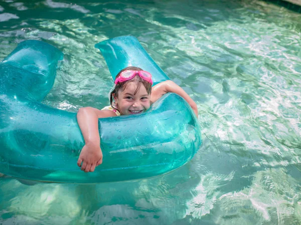 Portrét Dívky Hrající Nafukovacím Kroužkem Zahradním Bazénu — Stock fotografie