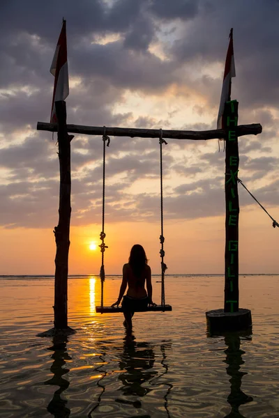 Silhouette Weibliche Touristin Auf Schaukel Beobachtet Sonnenuntergang Über Dem Meer — Stockfoto