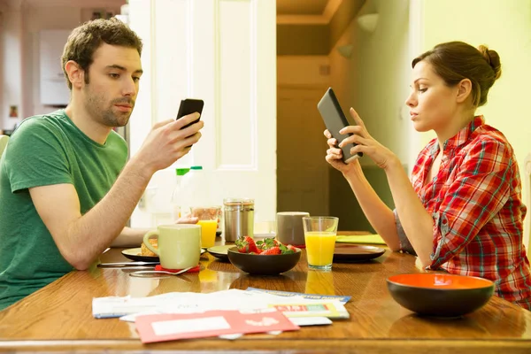 Hombre Usando Smartphone Mujer Usando Tableta Digital Desayuno — Foto de Stock