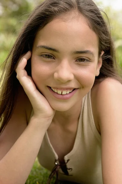 Mladá Dívka Usmívá Kameru — Stock fotografie