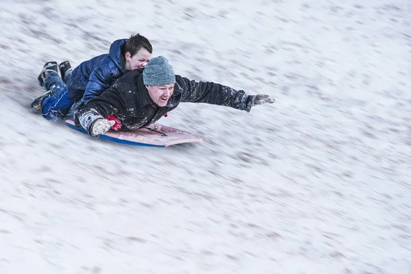 Apa Fia Szánkóznak Lefelé Hóban — Stock Fotó
