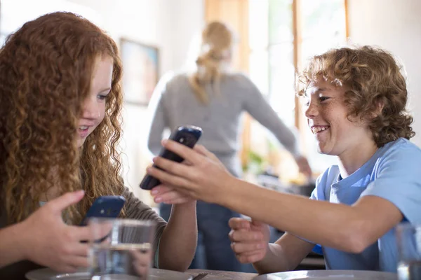 Siblings Usando Smartphone Mesa Comedor — Foto de Stock