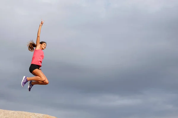 Mujer Saltando Alegría Roca — Foto de Stock