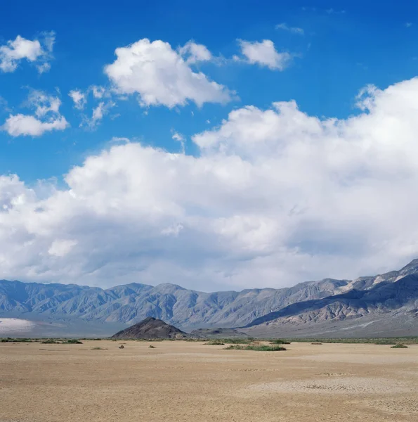 Bergen Woestijn Boven Blauwe Lucht — Stockfoto